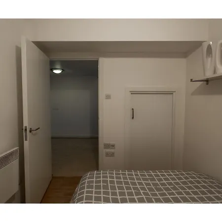 Apartment Stylish 2-bedroom Flat In Central *