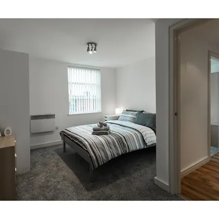 Lovely Family In Central Apartment Manchester