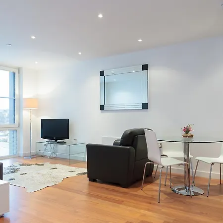 Canal Side 1 Bed 아파트