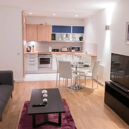 David Hannah Serviced Accommodation- Balcony * Манчестер