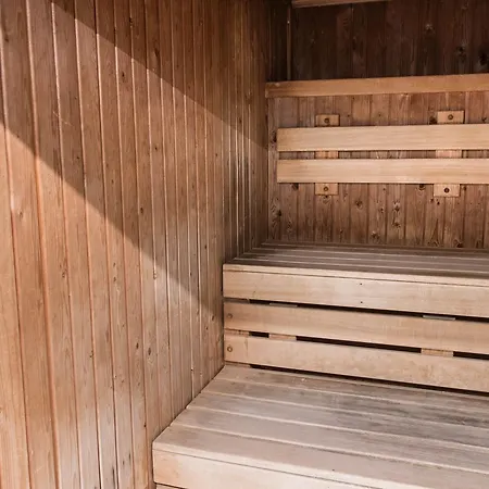 Апартаменты David Hannah Serviced Accommodation- Balcony *