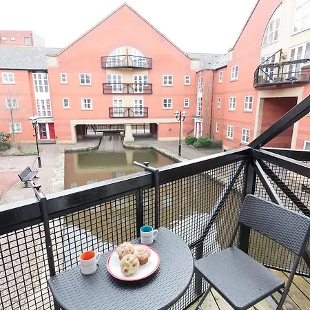 City Centre Waterside 3 Bedroom With Parking Apartment