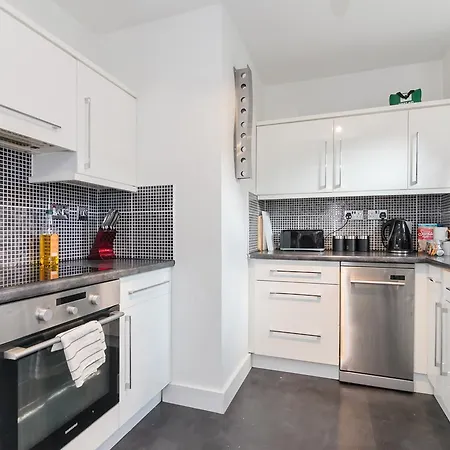 Apartment City Centre Waterside 3 Bedroom With Parking *