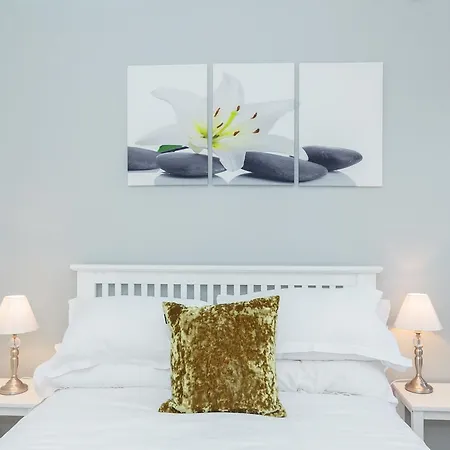 City Centre Waterside 3 Bedroom With Parking *