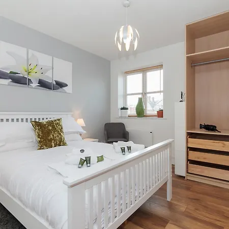 City Centre Waterside 3 Bedroom With Parking Apartment *
