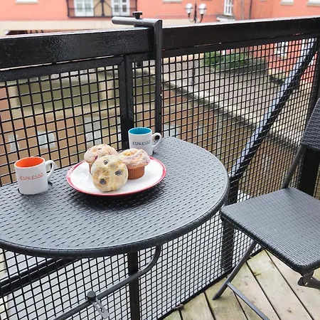 City Centre Waterside 3 Bedroom With Parking Apartment
