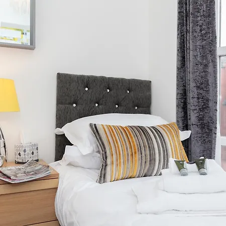 Apartment City Centre Waterside 3 Bedroom With Parking *