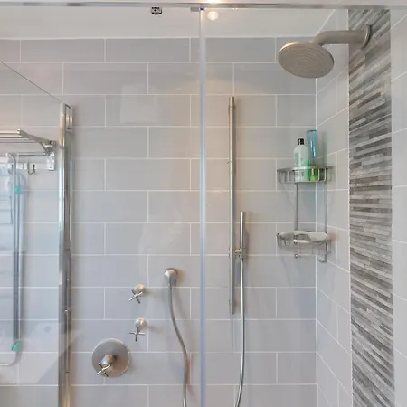 City Centre Waterside 3 Bedroom With Parking *