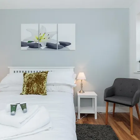 Apartment City Centre Waterside 3 Bedroom With Parking *