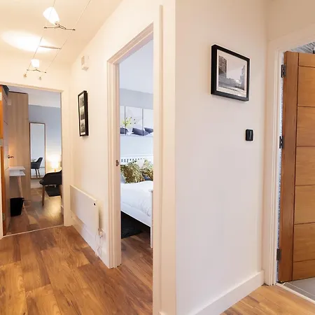 Apartment City Centre Waterside 3 Bedroom With Parking