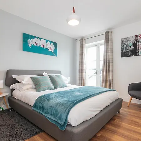Apartment City Centre Waterside 3 Bedroom With Parking