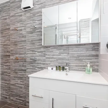 City Centre Waterside 3 Bedroom With Parking Apartment