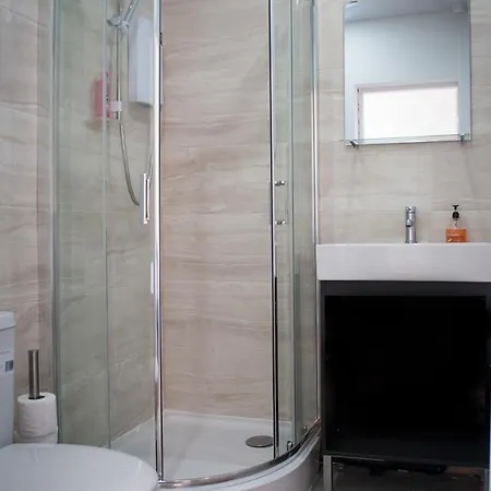 Piccadilly Garden Apartment *