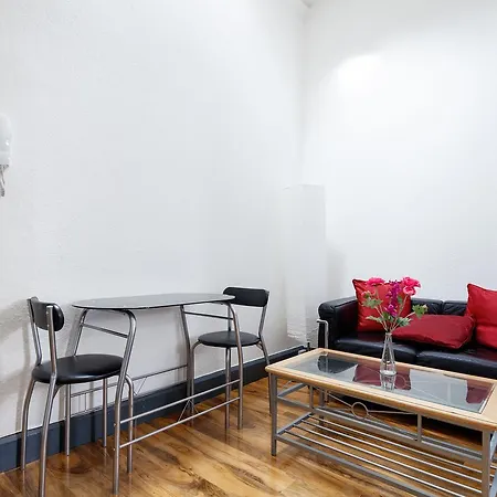 Piccadilly Garden Apartment