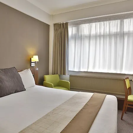 Cresta Court 3*