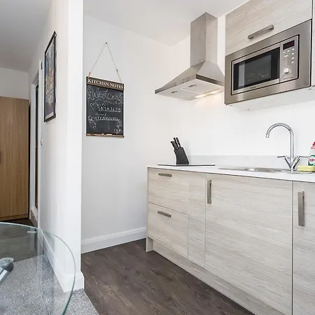 Studio With Balcony Views Over Apartment *