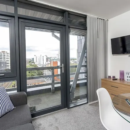 Studio With Balcony Views Over Apartment *