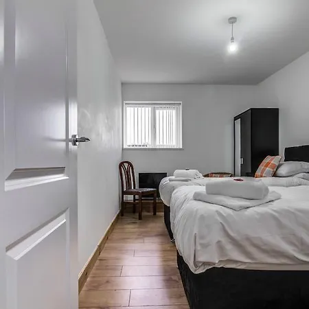 2 Bedroom, Apt 10, Luxury Throstles Nest Apartment *