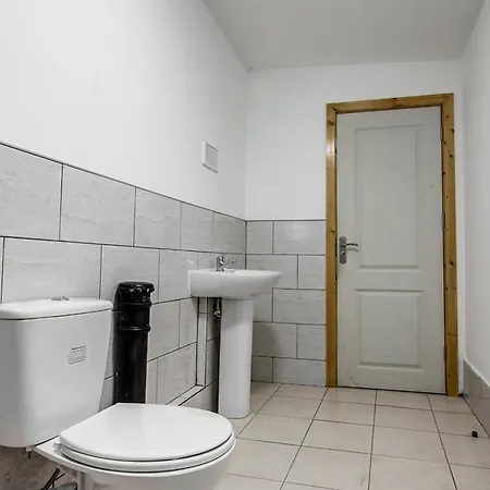 2 Bedroom, Apt 10, Luxury Throstles Nest Apartment *