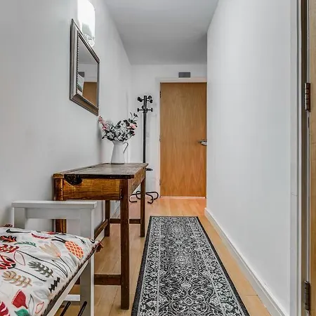 Bright, Spacious 2br Ancoats Apt For 4 W/balcony Manchester