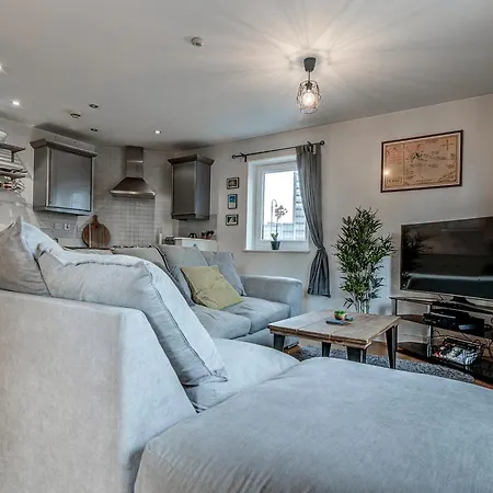 Bright, Spacious 2br Ancoats Apt For 4 W/balcony *