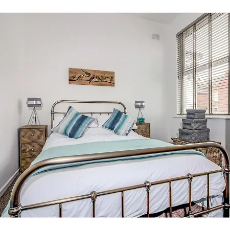 Fantastically Modern, Clean 1 Bedroom Flat For 4 *