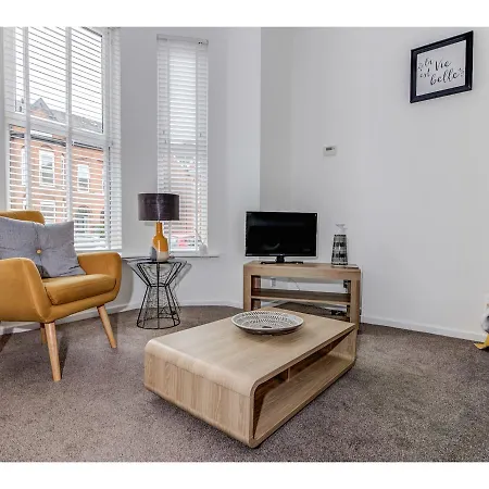 Fantastically Modern, Clean 1 Bedroom Flat For 4 *