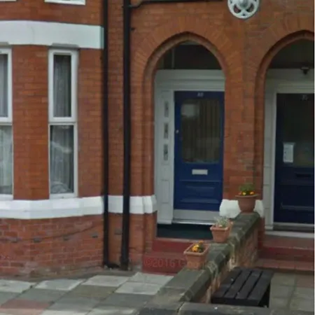 Fantastically Modern, Clean 1 Bedroom Flat For 4 *