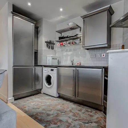 Bright, Spacious 2br Ancoats Apt For 4 W/balcony Manchester
