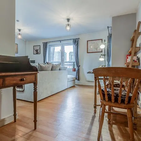 Bright, Spacious 2br Ancoats Apt For 4 W/balcony Lägenhet *