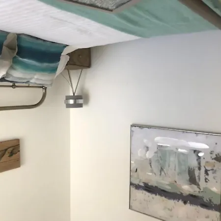 Fantastically Modern, Clean 1 Bedroom Flat For 4