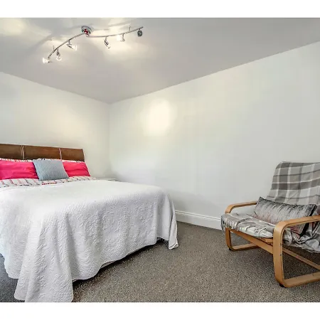 Bright, Spacious 1br Chorlton Apt For 2 W/patio