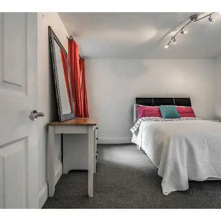 Bright, Spacious 1br Chorlton Apt For 2 W/patio *