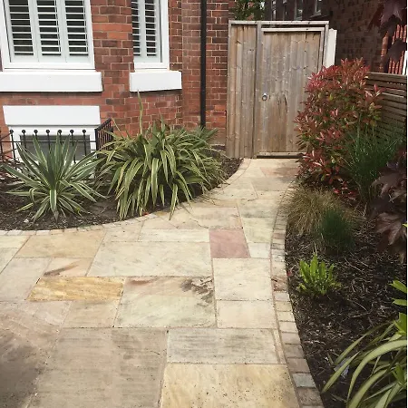 Bright, Spacious 1br Chorlton Apt For 2 W/patio