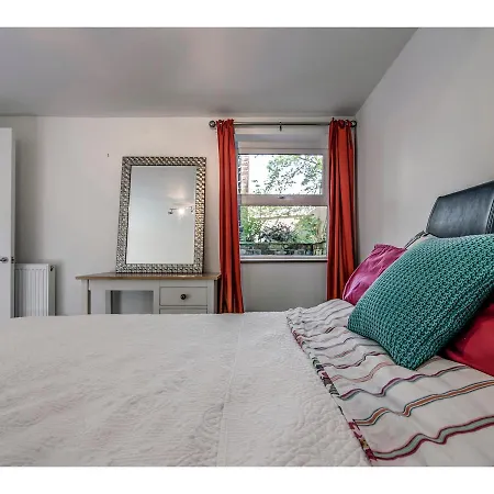 Bright, Spacious 1br Chorlton Apt For 2 W/patio *