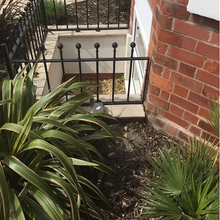 Bright, Spacious 1br Chorlton Apt For 2 W/patio *