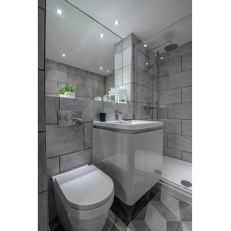 Gorgeous And Modern, Central Apt For 6 *