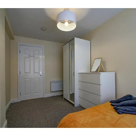 Gorgeous And Modern, Central Apt For 6