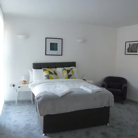 Approved Serviced Skyline Apartment *