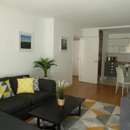 Approved Serviced Skyline Apartment *