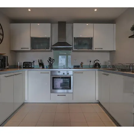 Spacious & Modern, 2br In City Centre Apartment