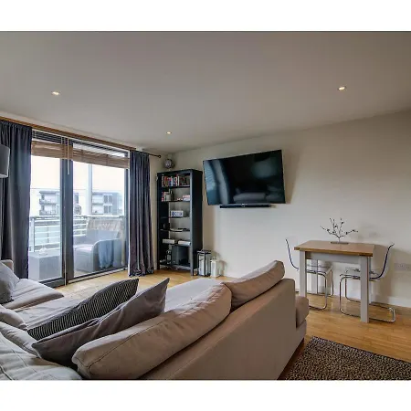 Spacious & Modern, 2br In City Centre Apartment
