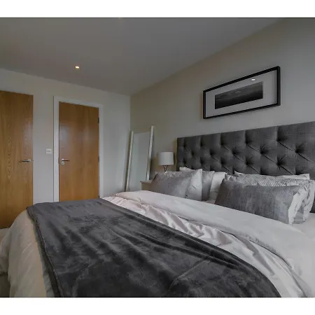 Spacious & Modern, 2br In City Centre Apartment