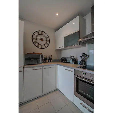 Spacious & Modern, 2br In City Centre Apartment