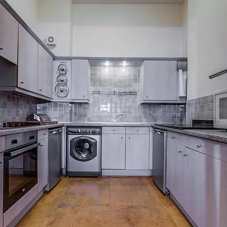 Bright, Spacious 2br Central Flat For 4 דירה *