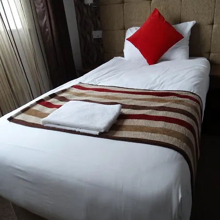 Trivelles Mayfair Стокпорт
