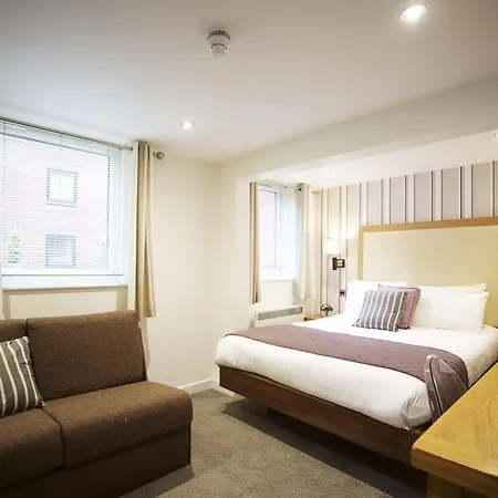 The Waterside And Leisure Club Otel Manchester