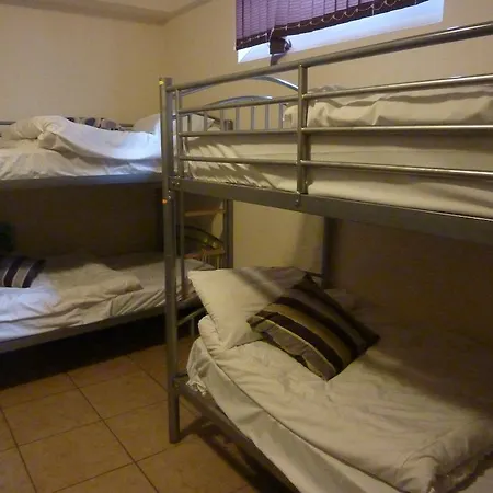 Hostel Ashton House *