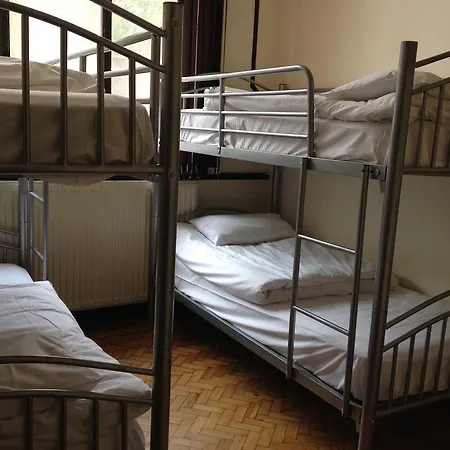 Hostel Ashton House *