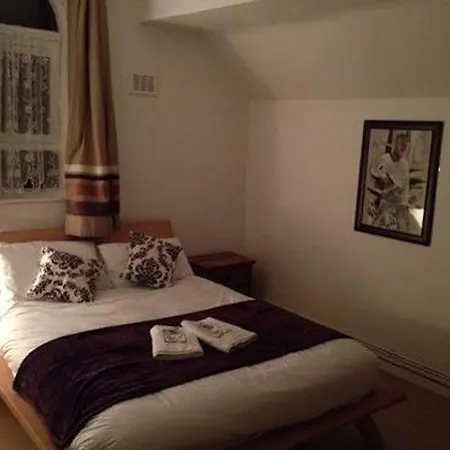 Hendham House 2*